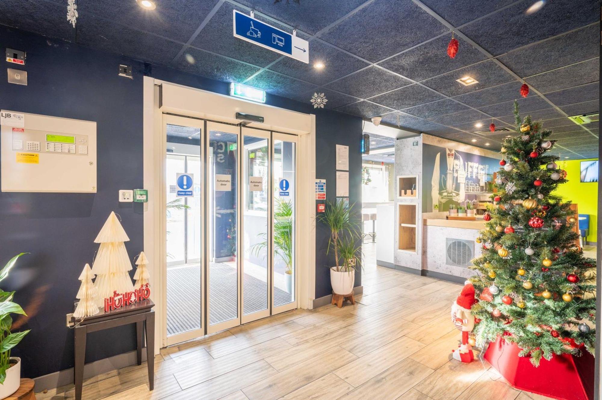 Ibis Budget London Barking Баркінг Екстер'єр фото